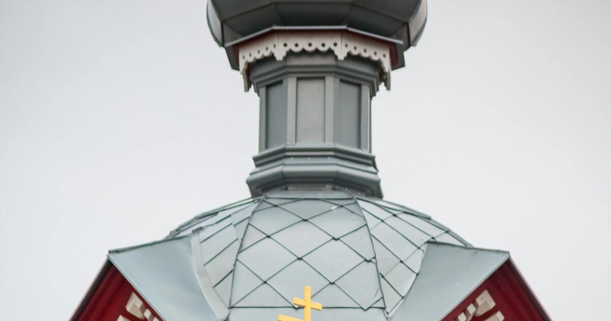 Église orthodoxe en bois à coupole en bulbe et croix orthodoxe à trois branches — Lettonie.