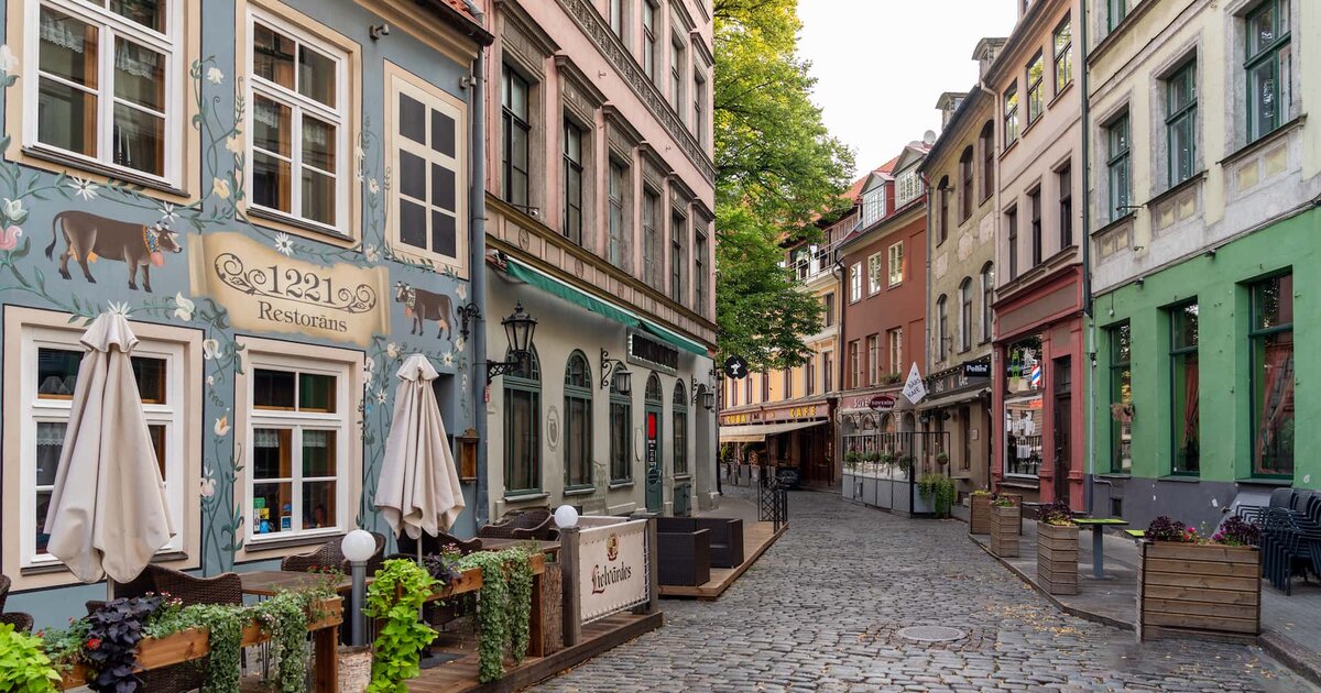 Ruelle pavée et restaurants de la vieille ville de Riga.