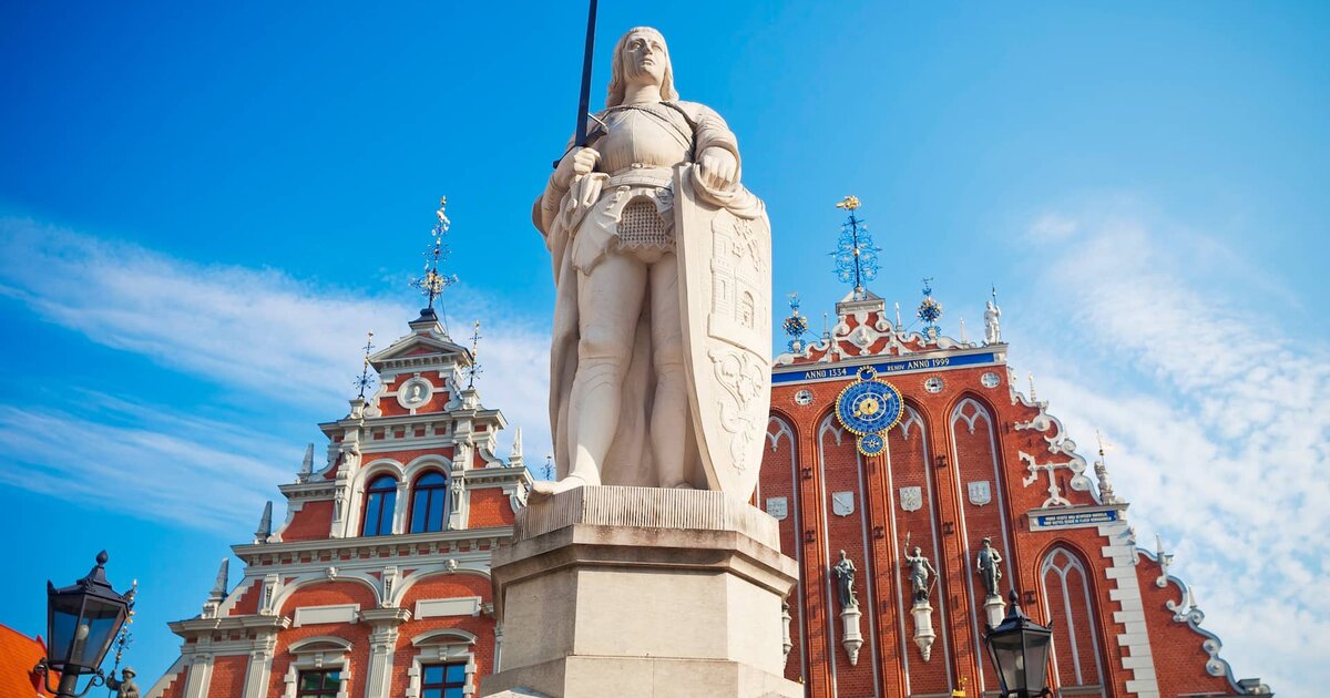 Statue de Roland et Maison des Têtes Noires — Riga comparée à Tallinn et Vilnius.