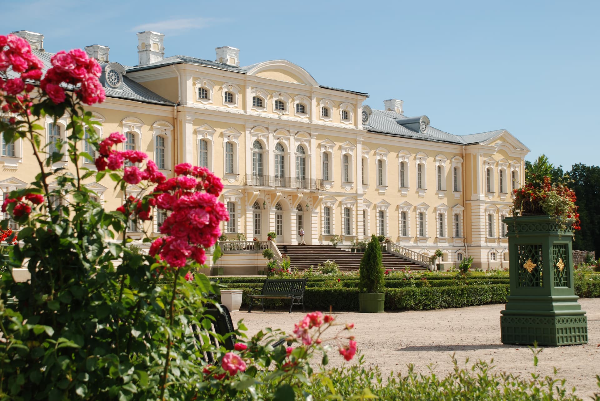 Roseraies baroques au palais de Rundāle, une excursion populaire à la journée depuis Riga